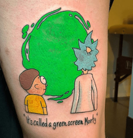 Lee delte på Instagram at tatoveringene ikke alle må være grønne, men de ville til portalen for å matche den i selve tegneserien. Du kan bruke hvilken som helst grønn skjerm -app som bruker chroma key til å gjøre dette, på eller av huden.