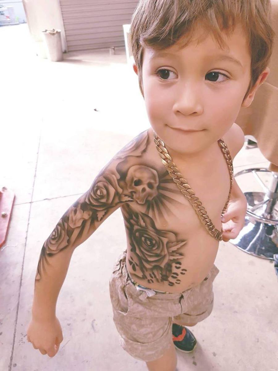 Benjamin Lloyd tatoverer barn 1