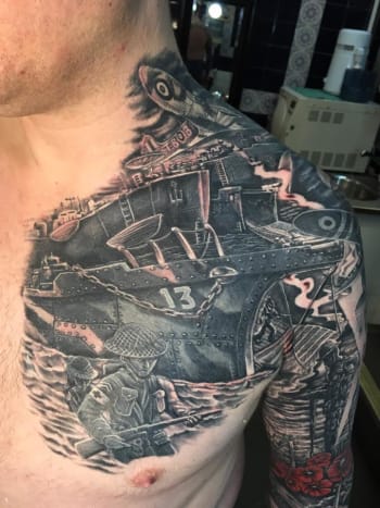 (Fotó: The Tattoo Studio Bristol/Facebook) Tehát, ha azt akarja, hogy Boston mesterkedjen a nem kívánt tetoválásán, akkor legalább egy évet kell várnia, hogy leüljön a székébe, de O'Toole kinézete alapján háborús témájú emlékmű, a várakozás megéri.