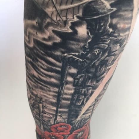 (Fotó: The Tattoo Studio Bristol/Facebook) Az elavult tintával rendelkező emberek többsége a lézeres eltávolítás útján szabadul meg a nem kívánt tetoválástól, ami hihetetlenül fájdalmas lehet, de ennek az embernek a hihetetlen tetoválásfedése bizonyítja, hogy egy régi tetoválás átdolgozása vagy újragondolása életképes lehetőség is. A Tattoo Studio Bristol ismert katonai és háborús témájú fedéseiről- különösen az első világháborúval és a második világháborúval kapcsolatos-, és Boston nyilvánvalóan jó abban, amit csinál, mert nemcsak leplezte az O-t Toole közel 16 millió találatot ért el, és a Facebookon is bejelentette, hogy 2018 -ig teljesen lefoglalt.