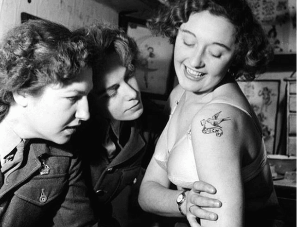 krigstidens kvinne som viser tatovering