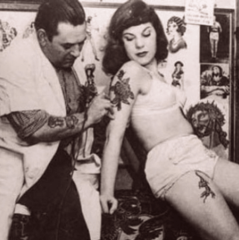 gyönyörű nő bugyiban kezd tetoválni