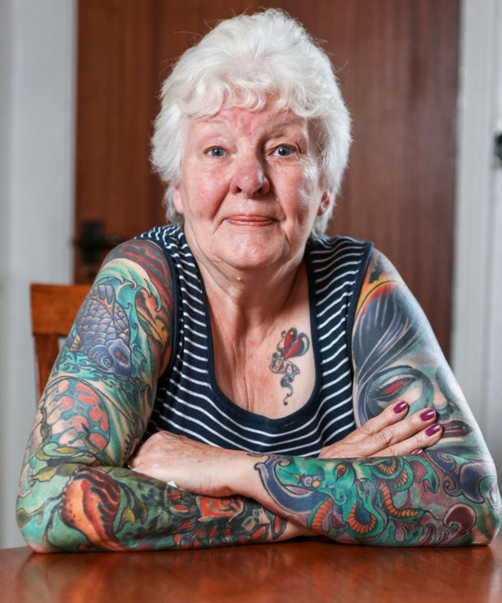Glenys the Menace, Glenys Coope, סבתא בת 77, מכורה לקעקועים, זקנים עם קעקועים