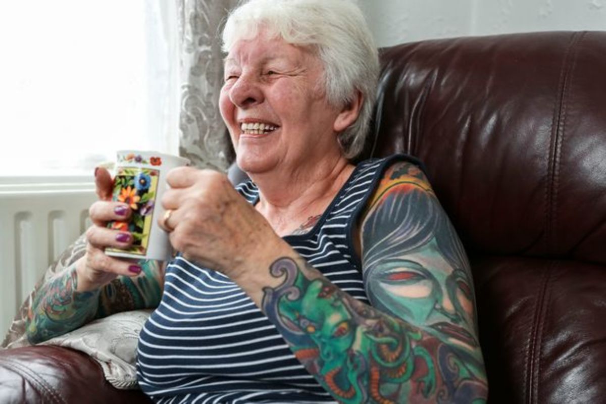 Glenys the Menace, Glenys Coope, סבתא בת 77, מכורה לקעקועים, זקנים עם קעקועים