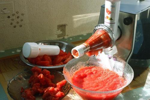 sok od rajčice kroz sokovnik