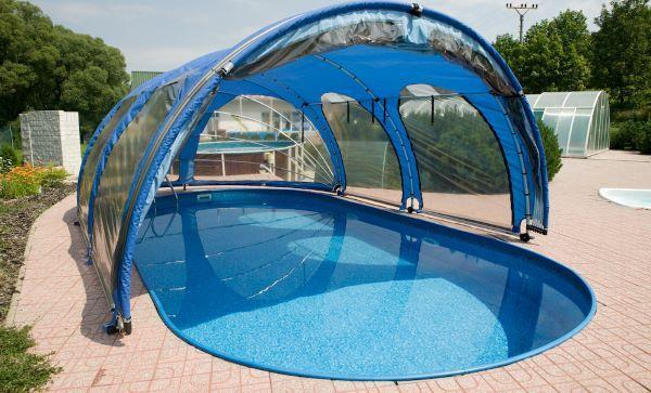 Foto van een frame zwembad met een schuifluifel
