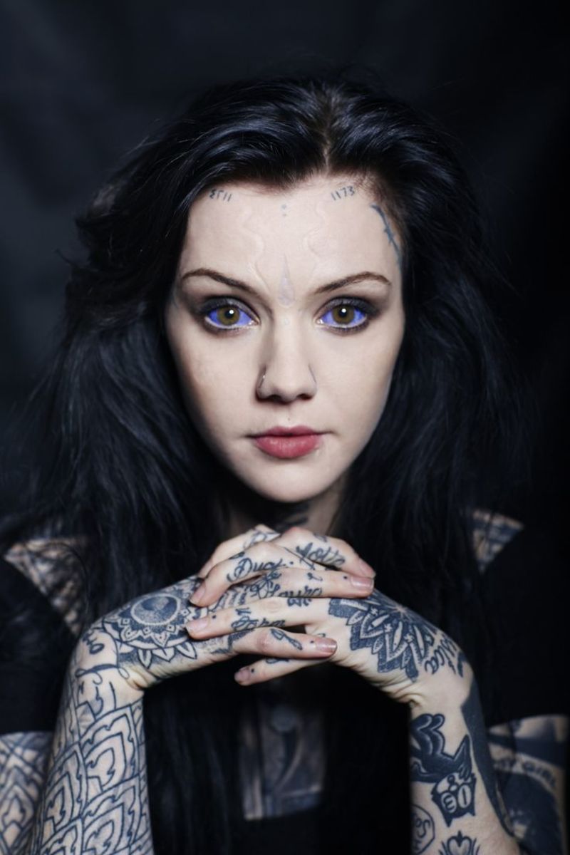 Lány-szép-szem-és-nyelv-tetoválás-22