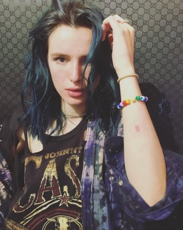 (Bella Thorne bemutatja új tintáját. Fotó: JonBoy/Instagram) Bella Thorne új tetoválása az alkarjának külső részén található, és egy kis, „93” -as számmal van írva, írógép stílusú betűtípussal. A darab a múlt héten debütált online JonBoy Instagram -fiókján, és a tetoválóművész a felvételt kissé titkosítva (de pontosan) „93.” Az első nyilvánosságra hozatal óta rengeteg találgatás folyik Thorne kar tetoválása mögött, és mielőtt megkérdezi, nem, nem 1993 -ban született. Valójában 1997 -ben született. ), de a nővére, Dani születésnapja 1993. január 19 -én van, így lehetséges, hogy a színésznő karjának tetoválása tiszteleg a testvérkapcsolat előtt.