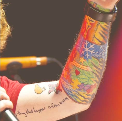 Ed Sheeran er en gjentatt lovbryter for å få tatoveringer for å representere hans vellykkede musikkarriere, faktisk består mye av venstre arm av tatoveringer som betyr musikalske milepæler. Ed Sheeran har en tatovering av et legohode for sin andre hit