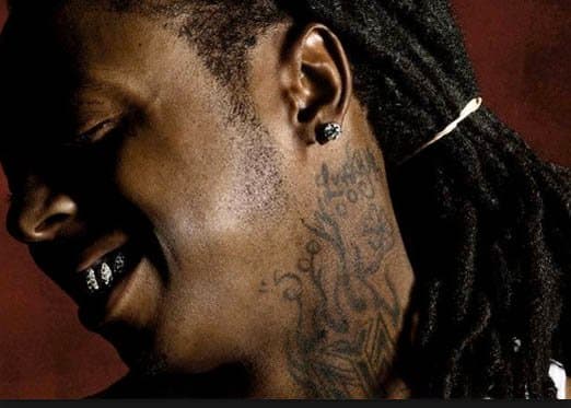 Lil Wayne er en annen musiker som feiret en musikalsk prestasjon gjennom en tatovering, ved å få logoen til Young Money Entertainment, plateselskapet som han grunnla tilbake i 2005. Han har også ordene Sqad tatovert på knokene, som er representativ for hiphop gruppen Sqad Up, som startet hans vellykkede rapkarriere.