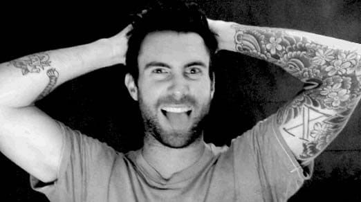 Det er ingen hemmelighet at Adam Levine er både en talentfull musiker og tungt tatoveret, men mange fans vet ikke at noen av tatoveringene hans er representative for hans opplevelser i Maroon 5. På innsiden av biceps har Levine en