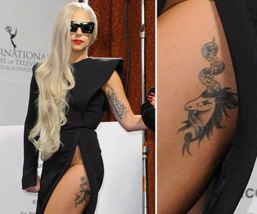En annen popsanger som har hyllet musikken deres gjennom tatoveringer, Lady Gaga har en håndfull tatoveringer som representerer hennes suksess. Den første, fra tilbake i 2010, er en enhjørning med ordene