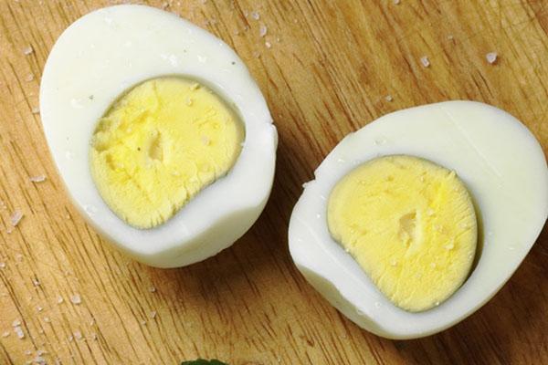 eieren in tweeën snijden