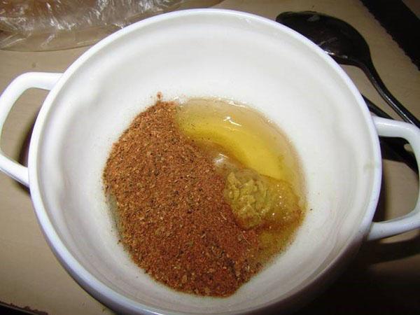 pomiješajte senf od meda i začine