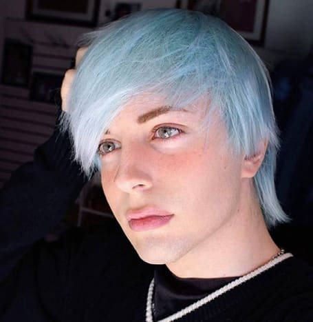 תמונה באמצעות @luispadron.elf כאשר פדרון היה ילד, הוא כבר שינה את המראה שלו על ידי שינוי צבע השיער שלו, ובסופו של דבר התסרוקת שלו שהפכה לאמונית מאוד. 