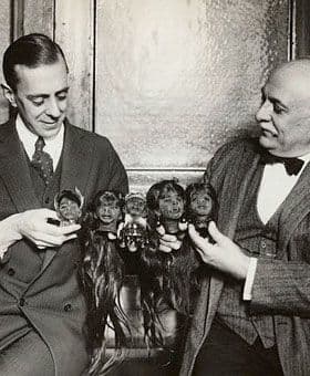 Foto via wiki Noen hoder kan dekoreres med perler og fjær. På 1920- og 1930 -tallet var det lett å få tak i krympede hoder, og mange mennesker hadde disse som nyheter i hjemmet.