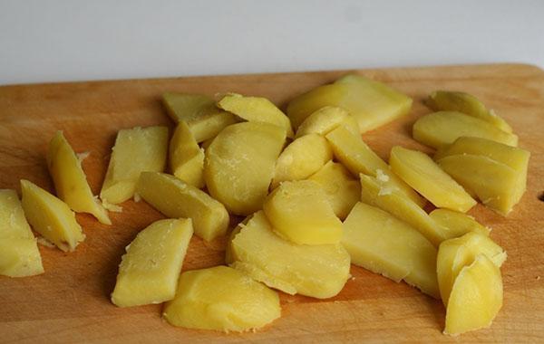 kuhani krumpir narežite na kriške