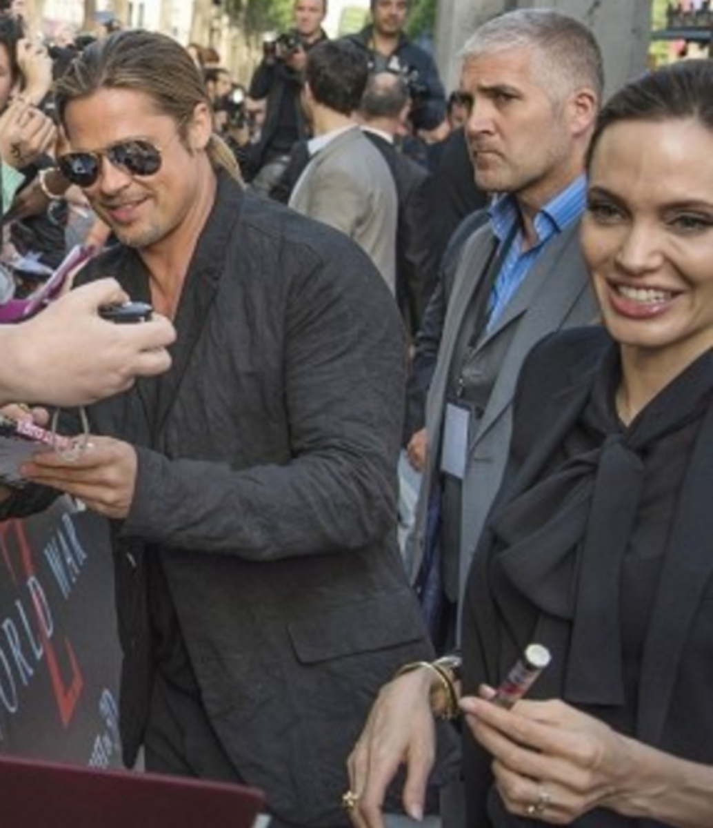 Brad Pitt og Angelina Jolie signerer autografer og tar selfies med fans i løpet av deres lykkeligere dager. Foto: Instagram.