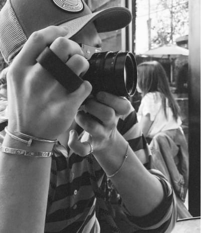 צילום: אינסטגרם. עבור הקעקוע השני שלו, ברוקלין, צלם שאפתן, בחר לכבד את התשוקה שלו לצילום, והוסיף תמונה של שחור -אפור של מצלמה לאוסף שלו שבוע אחד בלבד לאחר שהציג את הדיו האינדיאנית השנויה במחלוקת.
