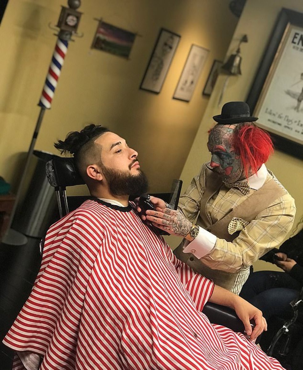 Mann tatoveringer klovn sminke, klovn mann, klovn tatovering, richie frisøren, klovn frisør