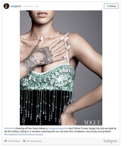 Rihanna büszkén mutatja be a Cally-Jo által készített kéztetoválást.