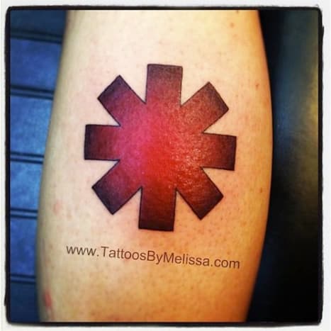 Du kan ikke stoppe folk fra å få disse tatoveringene. Svar: Red Hot Chili Peppers