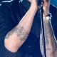 Og Lovato er ikke den eneste kjendisen som bryter denne tatoveringsregelen. Ta en titt på Adam Levines & apos; mamma & apos; tatovering - som når armen er nede sier & apos; Wow. & apos;