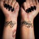 Til tross for at han gikk til noen seriøst dyktige tatoverere, har Lovato imidlertid gjort en av de største feilene i tatoveringen. Kan ikke finne ut hvor hun tok feil? Se nærmere på håndleddetatoveringene hennes.