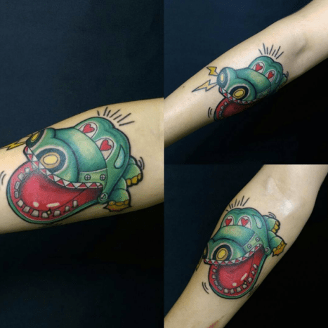 Denne krokodille tatoveringen minner oss om spillet Hungry Hungry Hippos fra barndommen. Tatovering: Louis Chang