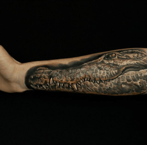 Nå er det en tatovering på underarmen. Crocodile av @besariontattoo.