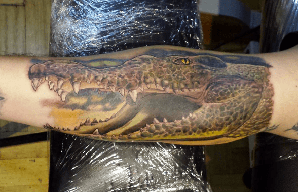 Disse krokodiltennene ser ikke vennlige ut. Tatovering: @skin_pin_tattoo