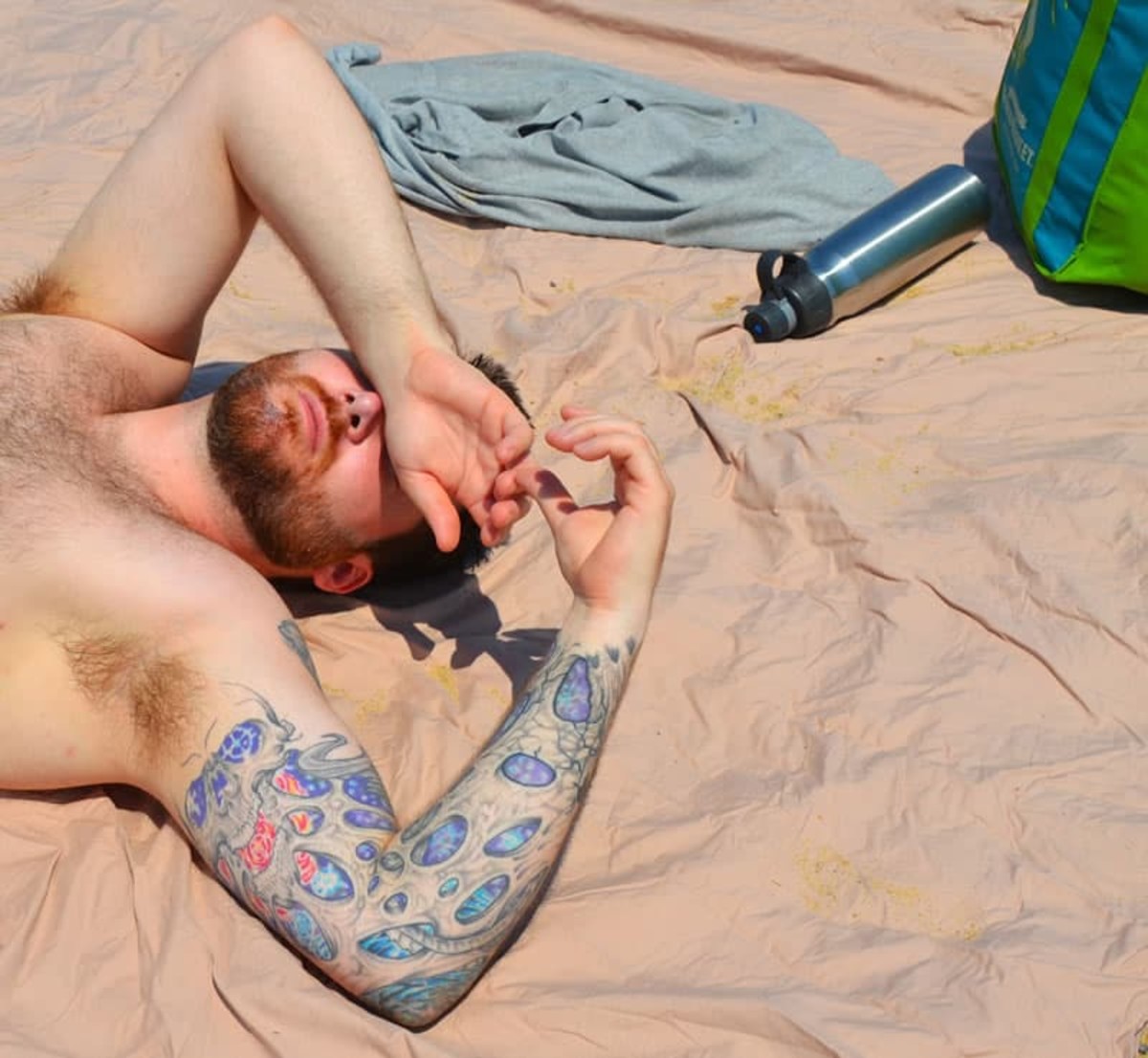 tetováló-ember-nap-fürdés