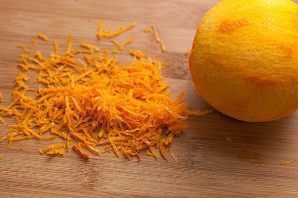 rasp de schil van een sinaasappel