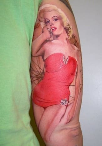 Fotorealistisk tatovering av Marilyn Monroe -farge (full kropp)