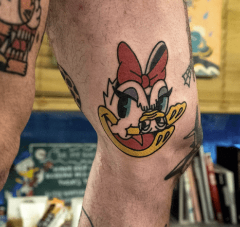 Den andre dobbeltsidige tatoveringen i dette galleriet av @woo_tattooer, denne gangen av Daisy Duck.