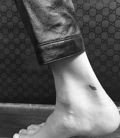 Bella Hadid egyik szárnyas tetoválása. (Fotó: JonBoy/Instagram) Édesanyja ünneplésekor Yolanda Hadid 53. születésnapját New Yorkban, a hónap elején (január 11.) a modell megbízta JonBoy híresség tetoválóművészével. apró angyalszárnyakból a jobb bokáján belül és kívül, és a végtermék minden, amit elvárnánk egy JonBoy különlegességtől - finom, nőies és tökéletes.