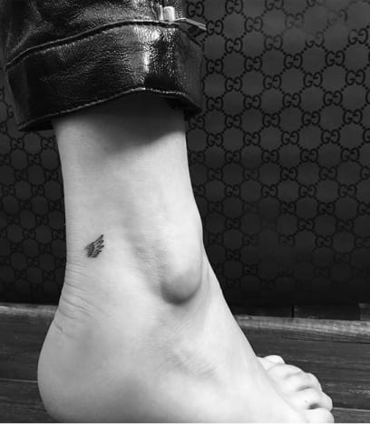 Bella Hadids andre vingetatovering. (Foto: JonBoy/Instagram) JonBoy la ut to bilder av Hadids tatoveringer på Instagram -kontoen sin forrige uke, med en snap med en due -emoji, og den andre med ordet 