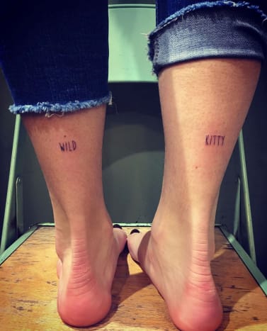 בלה ת'ורן יש את המילים פרא וקיטי על גב רגליה.