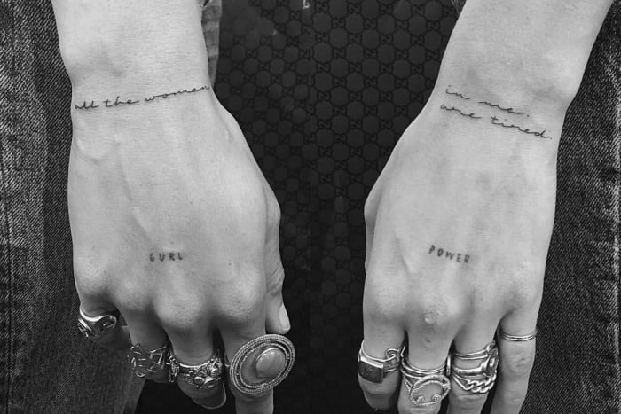 A modell és aktivista, Adwoa Aboah két apró tetoválással rendelkezik a középső ujja csuklóin, amelyek együttesen azt mondják: Gurl Power.