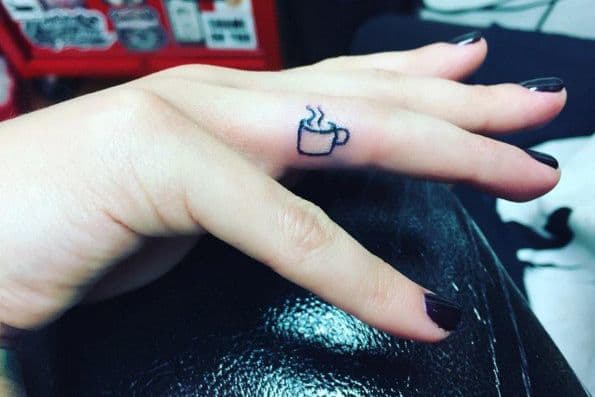 Lea Michele csésze kávé tetoválása.