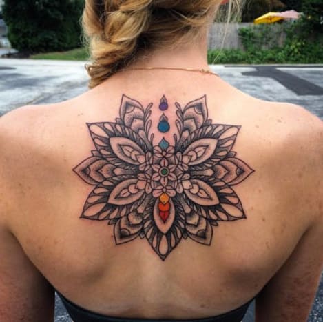 Dot work chakra tattoo av Jennifer Rahman