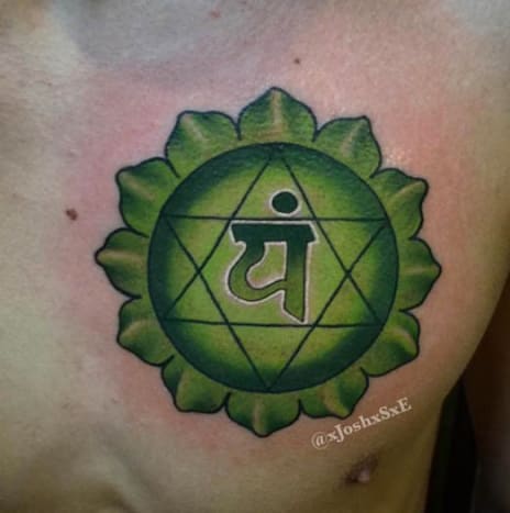 Szívcsakra tetoválás Joshua Couchenour