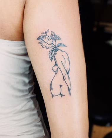 Foto av @hnnhtattooHannah Kang - Som jobber på “Nice Tattoo Parlour” i Carroll Gardens, Brooklyn, spesialiserer seg på finarbeid og er etterspurt. En stil, som for kunden virker enkel nok, men likevel en utfordring for artisten. Kang, opprinnelig fra Korea, har tatoveret siden 2014, og fokuserer hovedsakelig på den delikate og realistiske stilen. 