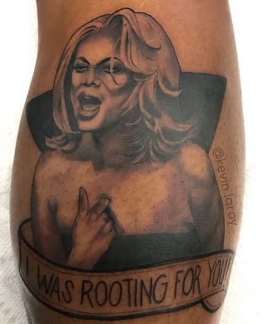 Underwoods tatovering skildrer det som har blitt kjent som et av de mest ikoniske øyeblikkene i reality -tv -historien, der Top Model -verten Tyra Banks snudde ut på deltaker Tiffany Richardson og sa til henne: 