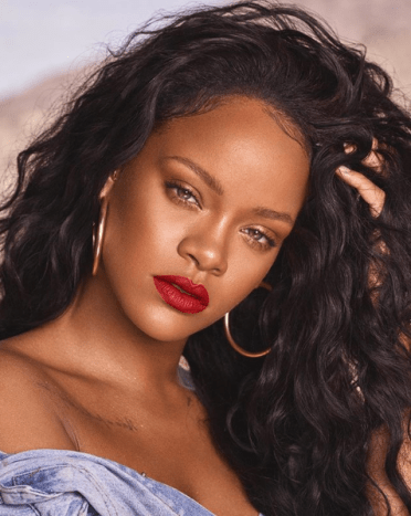 Foto via @badgalriri Høsten 2017 avduket musikksensasjonen Rihanna sin makeup -serie Fenty Beauty. Siden den gang har fans strømmet til samlingen med mange som viser tilbedelse over sosiale medier.