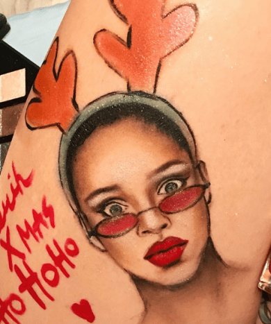 Bilde via @kiss_my_airs_ Artisten bak ekspertprøven er Alena Weddernburn, en tatoveringsartist fra Praha, som lenge har vært fan av sangeren.