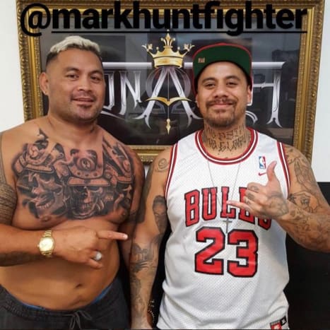 Mark Hunt og tatoveringsartisten Chris Mata & apos; afa poserer for et bilde etter tatoveringen. Foto: Mark Hunt/Instagram