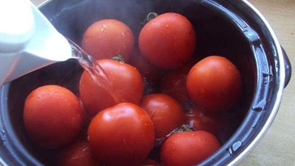 paradajz opeći kipućom vodom