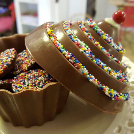 En sjokolade cupcake fylt med regnbue dryss nonpareils. #Gull Laget av @candyappleshoppe