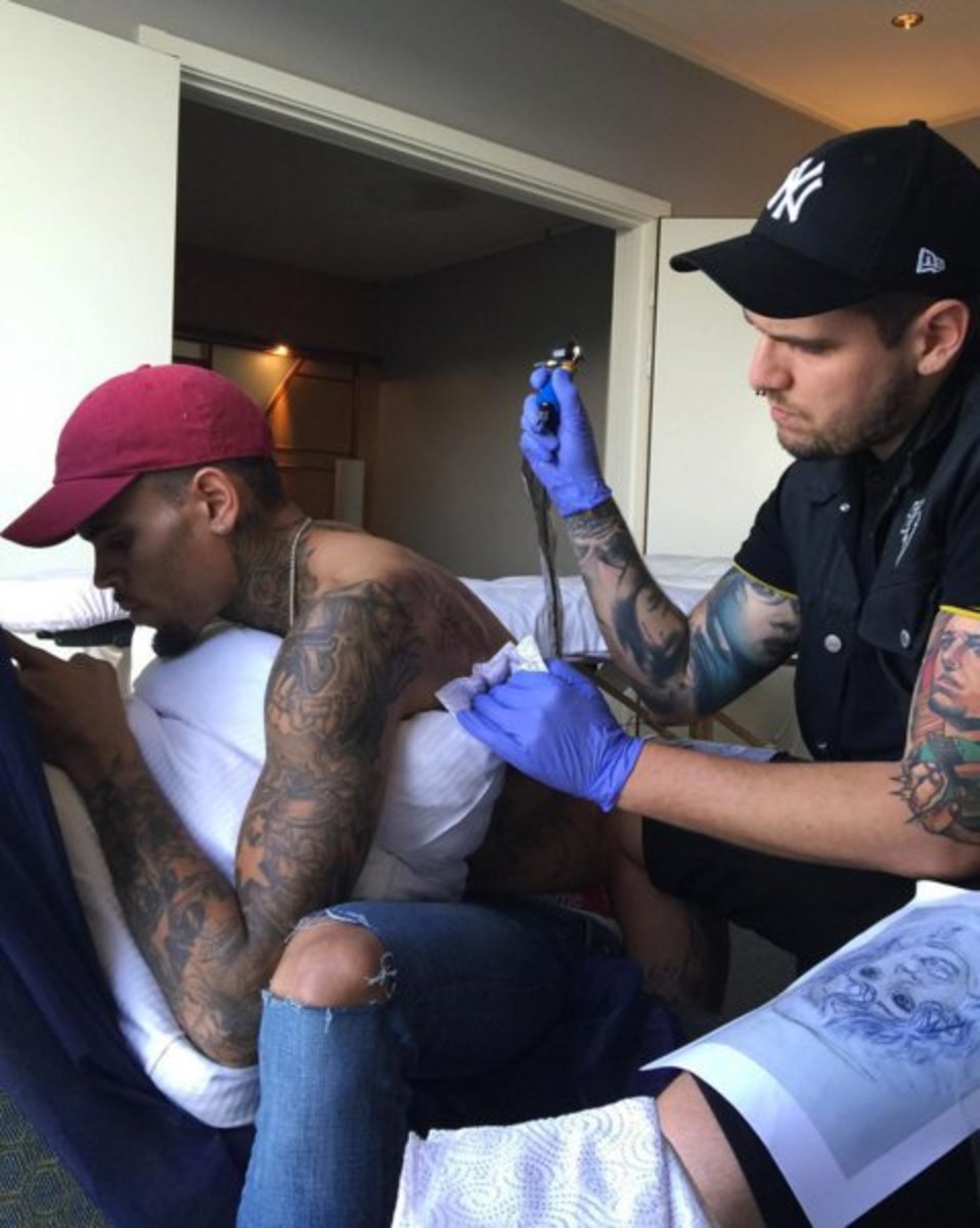 Fred Tattoo Chris Brown megható tisztelgésén dolgozik a lánya előtt.
